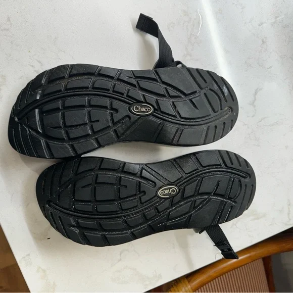 Women’s black Chacos - Picture 3 of 4
